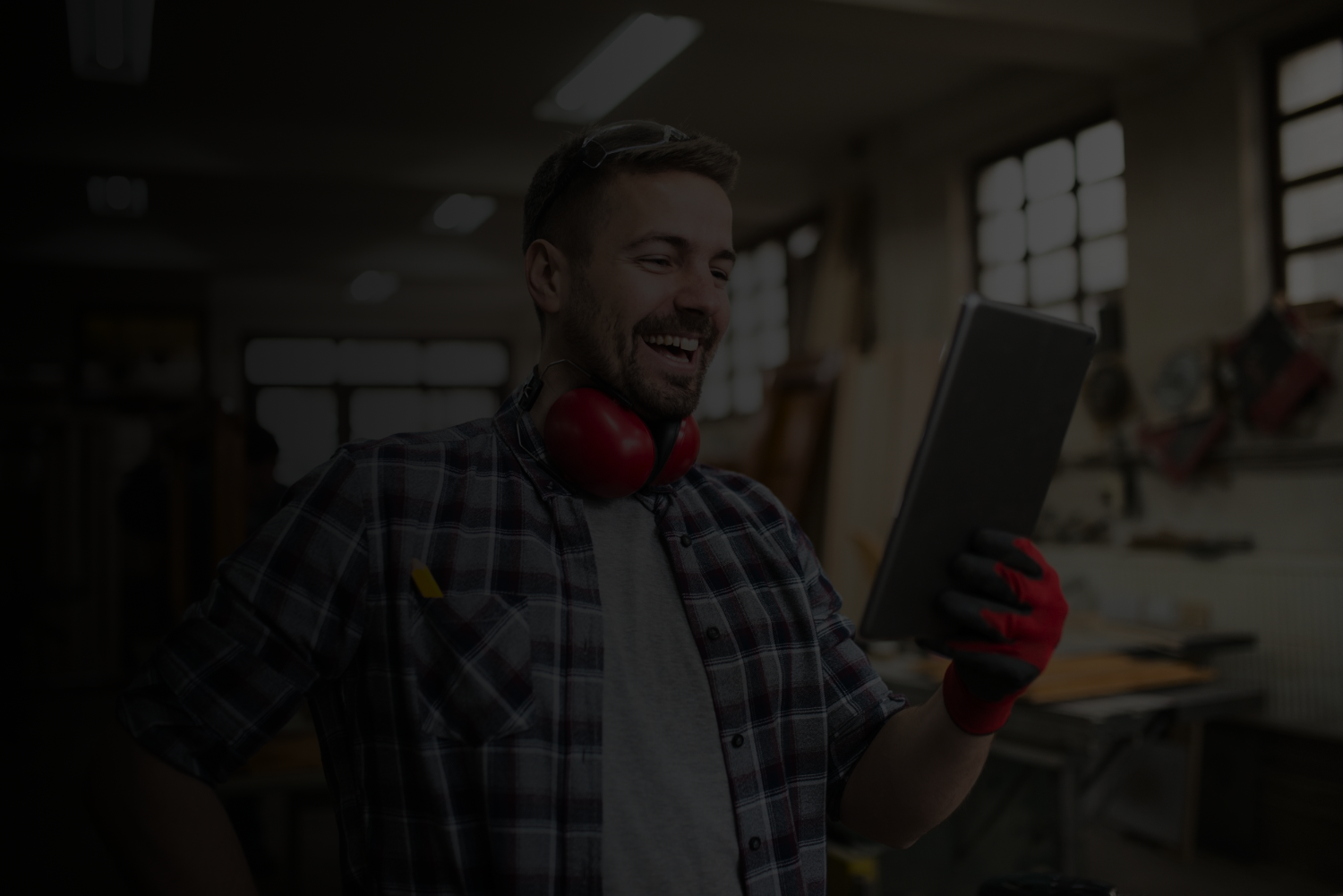 handwerker nutzt tablet